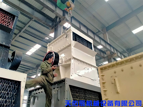 1212大型箱式破碎機裝車發貨